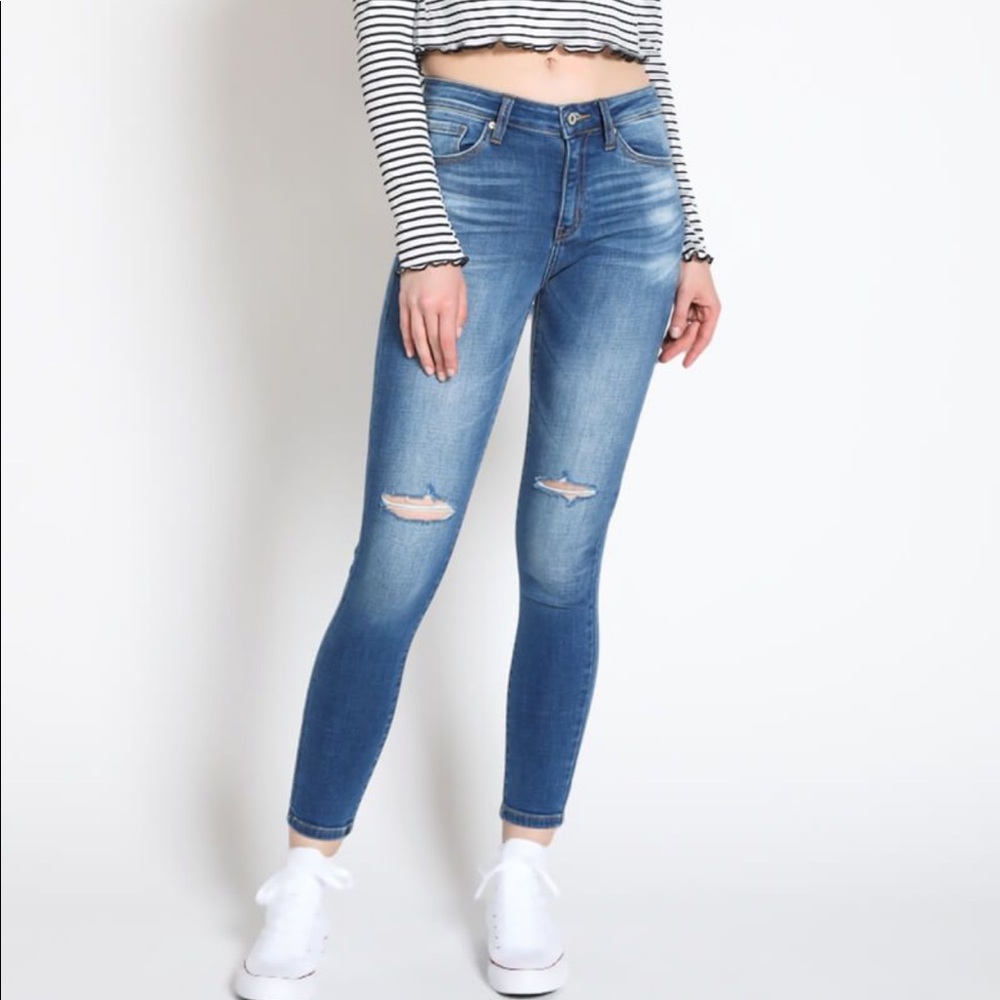Like new light wash distressed KanCan jeans
